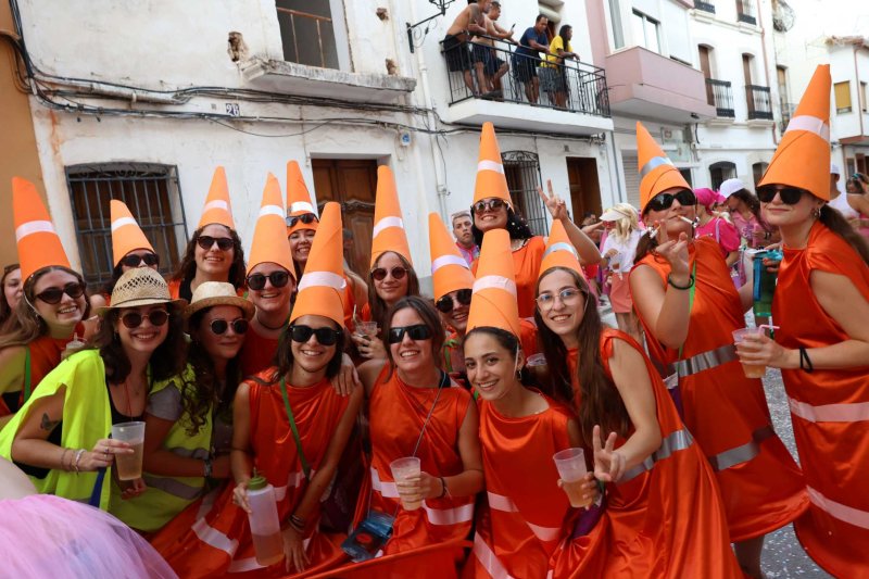 Les carrosses de Gata omplin el recorregut d’enginy, confeti,… i crítiques per l’entrada de bous “sorpresa” Les carrosses de Gata omplin el recorregut d’enginy, confeti,… i crítiques per l’entrada de bous “sorpresa”
